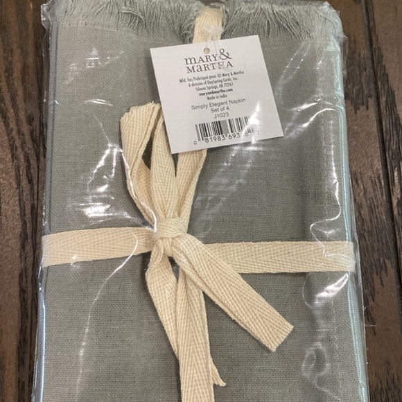 Martha & Mary Simply Elegant Napkin Set (set of 4) - Picture 4 of 5
